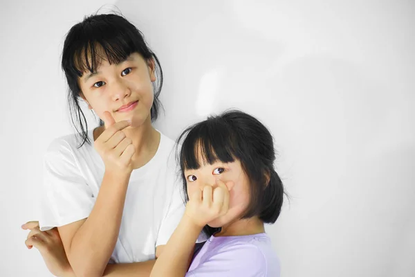 Retrato Dos Hermosas Mujeres Asiáticas Mostrando Saludos Amor Con Caras — Foto de Stock