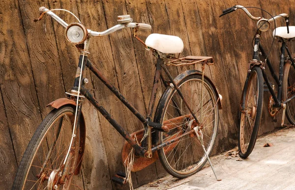 Duas Velhas Bicicletas Vintage Enferrujadas Perto Uma Parede Concreto — Fotografia de Stock