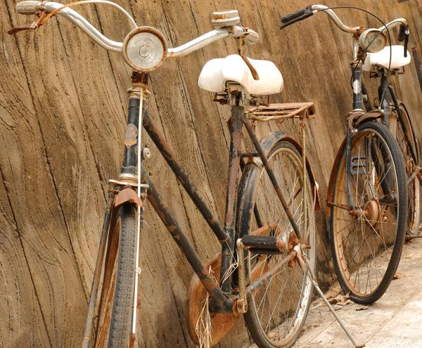 Image Two Old Bicycles Brown Plaster Background — Foto de Stock