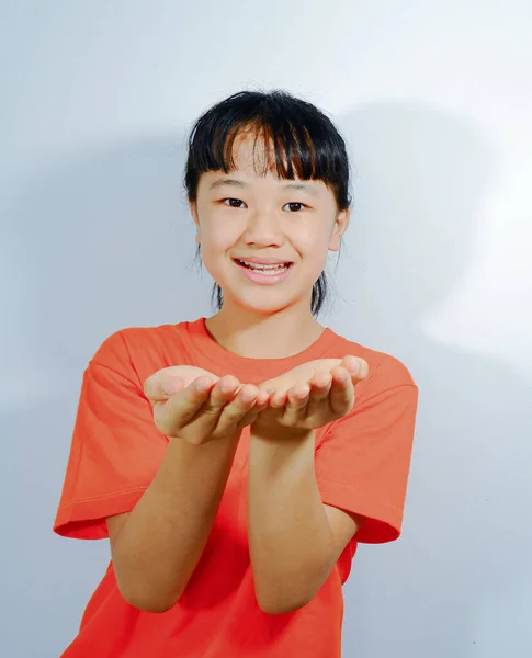 Азіатська Дівчина Посмішкою Сорочці Коротким Рукавом Сірому Гіпсовому Фоні Відкрийте — стокове фото