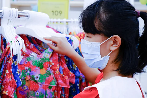 Foto Seorang Gadis Mengenakan Masker Menunjukkan Perlindungan Dari Penyakit Virus — Stok Foto