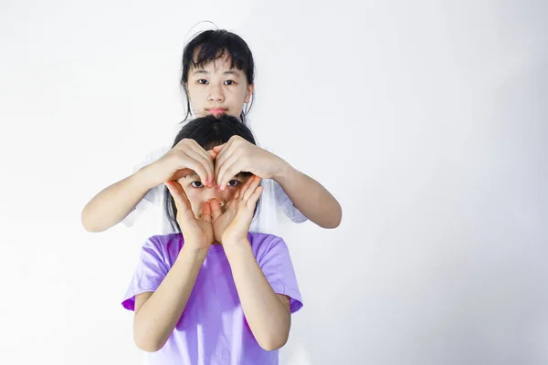 Портрет Двох Прекрасних Азіатських Дівчат Любов Малюють Руками Показуючи Серця — стокове фото