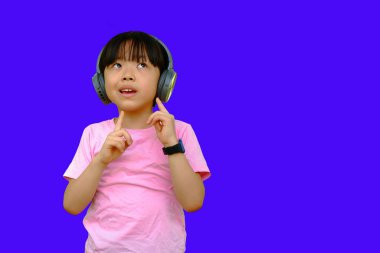 Asyalı bir kızın ayakta durup gülen yüzler dinlediği bir resim..