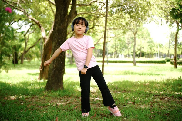 Asijské Dívky Těší Tanec Parku — Stock fotografie