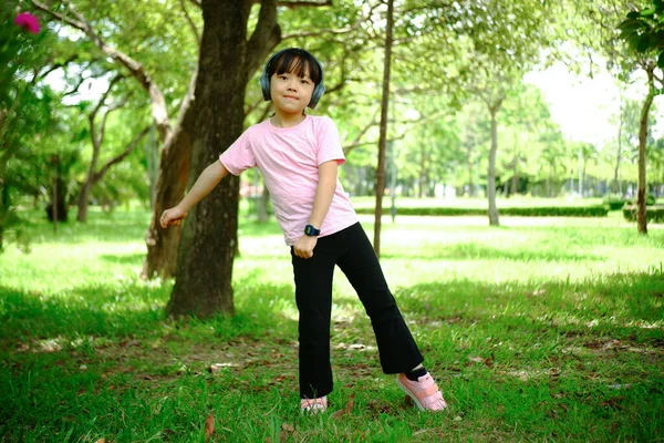 公園のフィールドでヨガダンスミュージックを楽しむ女の子 — ストック写真