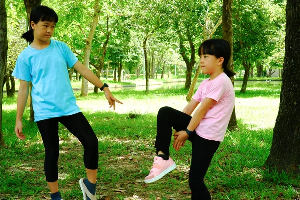 公園で運動している2人の女の子 — ストック写真