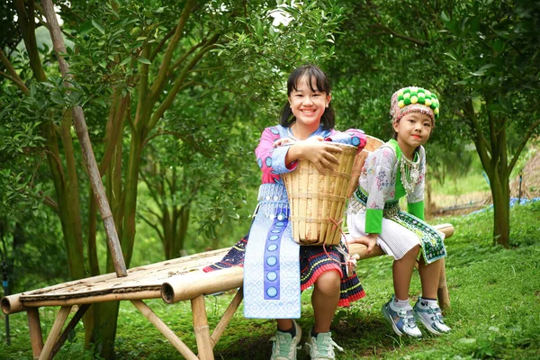 部落女孩背景 在后院户外橘子花园里笑脸 — 图库照片