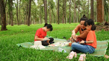 Aile fotoğrafı arka planı halka açık tatilde oynuyor