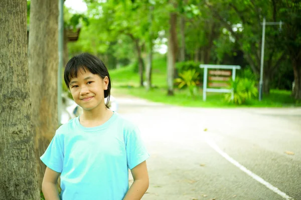 屋外公園を歩いている女の子の写真の背景 — ストック写真