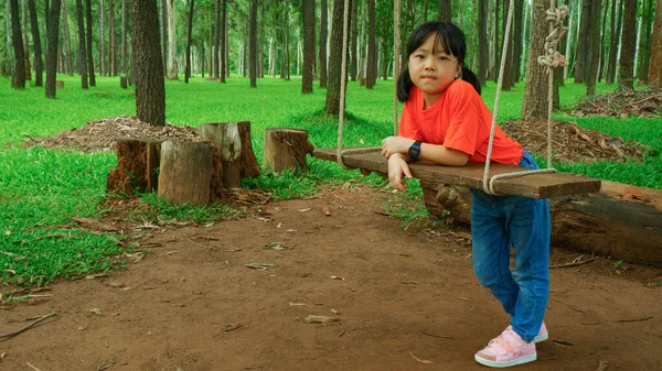 屋外公園でリラックスして遊んでいる女の子の背景 — ストック写真