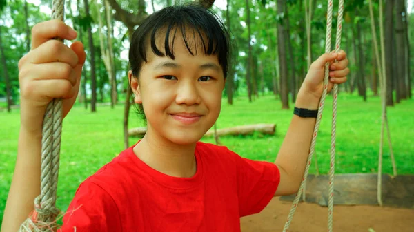 屋外公園でリラックスして遊んでいる女の子のクローズアップ背景 — ストック写真