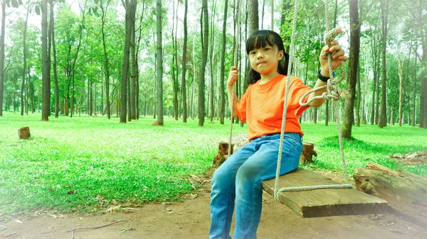 Крупним Планом Фото Щасливих Дівчат Які Грають Розслабляючись Відкритому Парку — стокове фото