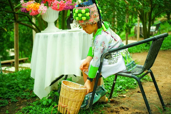 亚洲苗族女孩在柑橘园度过了一个轻松的假期 — 图库照片