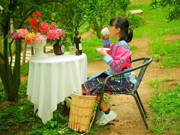 Asyalı Hmong Kızları Sabah Portakal Bahçesinde Tatildeler — Stok fotoğraf