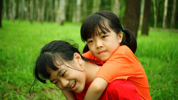 Фонове Зображення Двох Щасливих Дівчат Які Весело Посміхаються Граючи Розслабляючись — стокове фото