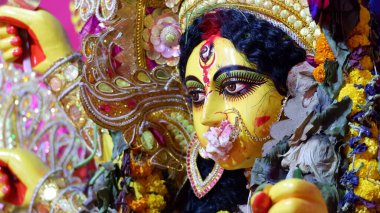  Debi Boron 'un Hindu Ayinleri ya da Tanrıça Durga' ya elveda demek Hint kadınları tarafından yapılır..