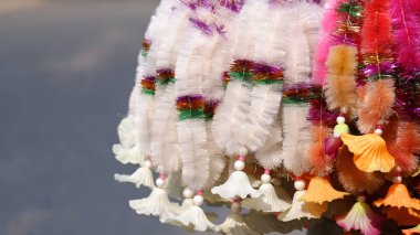 Hindistan 'da puja festivali için plastik çelenk satışında..