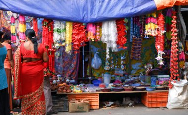 Kolkata, Hindistan, tarih 04.11.2021. Hindistan 'da puja festivali için plastik çelenk satışında..