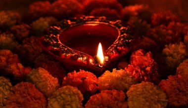 Diya ya da alev alev yanan lamba Diwali Pooja 'nın çiçekleri ile süslenmiş..