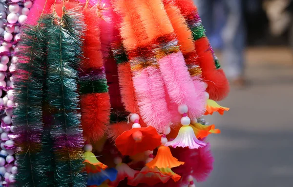Hindistan Puja Festivali Için Plastik Çelenk Satışında — Stok fotoğraf