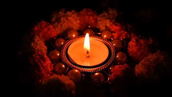 Diyaや火の炎とランプDiwali Pooja機会のマリーゴールドの花で飾られた — ストック写真