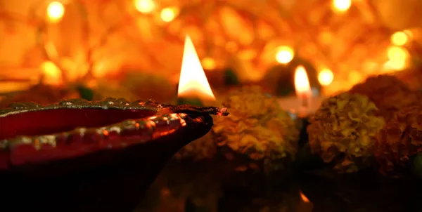 Diya Lâmpada Com Chama Fogo Decorado Com Flores Calêndula Diwali — Fotografia de Stock