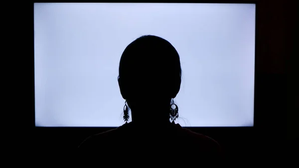 Μαύρο Και Άσπρο Σκούρο Εικόνα Της Γυναίκας Βλέποντας Τηλεόραση Λευκή — Φωτογραφία Αρχείου