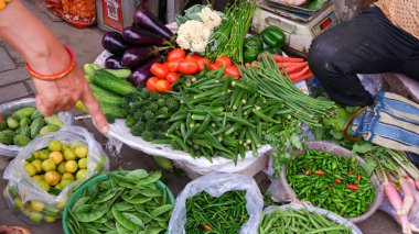  Kışın pazarda taze sebzeler satılıyor..