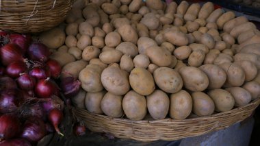  Kışın pazarda taze sebzeler satılıyor..