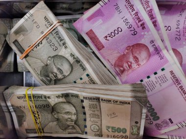 Kolkata, Hindistan, tarihi 21.052021. Hint parası 500 ve 2000 rupi.