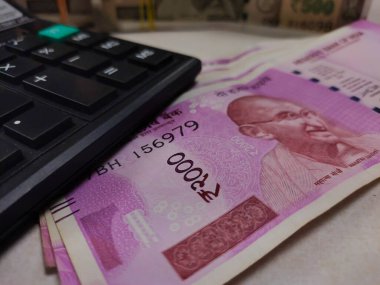 Kolkata, Hindistan, tarihi 21.052021. Hint parası 500 ve 2000 rupi.