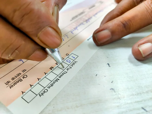 Homem Está Passando Cheque Data Com Caneta — Fotografia de Stock