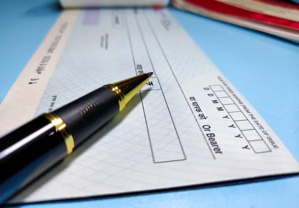 コルカタ インド 日付19 2021 机の上に置かれたペン付きの空白の小切手葉 ストック写真