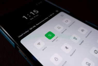 Kolkata, Hindistan, tarihi 22.10.2021. Akıllı telefonun uyarı çubuğunda mobil veri veya internet bağlantısı açık.