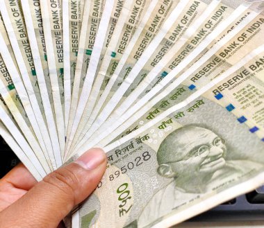 Kolkata, Hindistan, tarihi 15.09.2021. Bir sürü 500 rupi nakit ya da kağıt oynamak gibi bir adamın elindeki banknotlar..