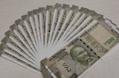 Kolkata, Hindistan, tarihi 28.07.2021. Masanın üzerinde 500 rupi Hindistan parası var..