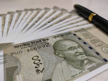 Kolkata, Hindistan, tarihi 28.07.2021. Masanın üzerinde 500 rupi Hindistan parası var..