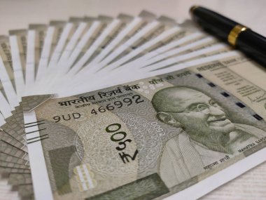 Kolkata, Hindistan, tarihi 28.07.2021. Masanın üzerinde 500 rupi Hindistan parası var..