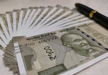 Kolkata, Hindistan, tarihi 28.07.2021. Masanın üzerinde 500 rupi Hindistan parası var..