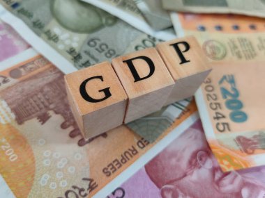 Kolkata, Hindistan, tarih 03.09.2021. GSYİH kavramı veya gayri safi milli hasıla kavramı Hindistan ruplarına tahtadan teklifler veya bloklar ile tasarlanmıştır..