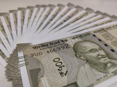 Kolkata, Hindistan, tarihi 28.07.2021. Masanın üzerinde 500 rupi Hindistan parası var..