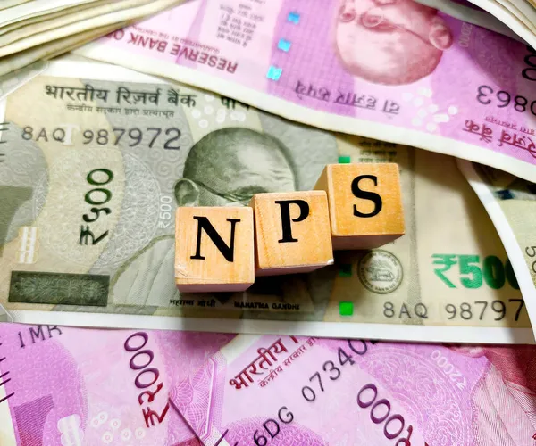 Kolkata, Hindistan, tarihi 22.09.2021. Hindistan rupileri için tahtadan teklifler veya bloklar içeren NPS veya ulusal emeklilik şeması.
