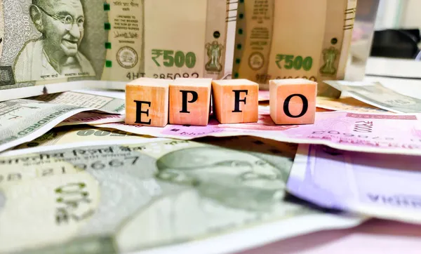 Kolkata, Hindistan, tarih 12.09.2021. Çalışanların Tedarik Fonu Örgütü veya EPFO 'su Hindistan rupileri için tahtadan teklifler veya bloklar sunuyor.