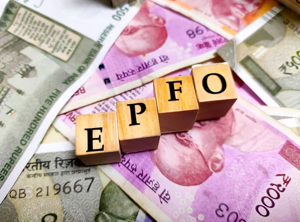 インドのコルカタ 日付12 2021 インドのルピー紙幣に木製の入札またはブロックを持つ従業員の行政基金組織またはEpfo ロイヤリティフリーのストック画像