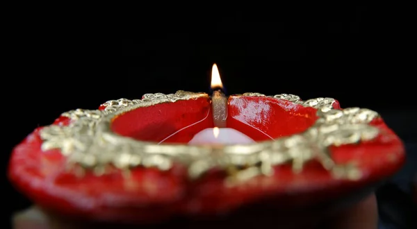暗い背景で火の炎に焦点を当て 背中から赤の色のDiyaや光のクローズアップイメージ — ストック写真