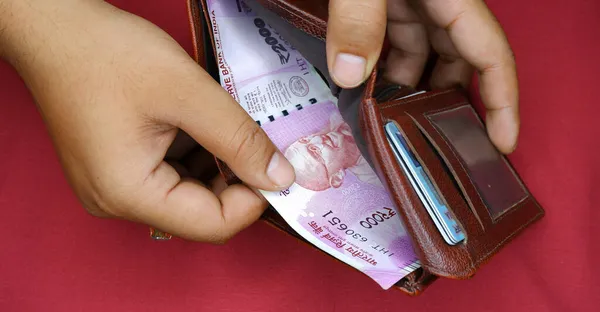 Kolkata India 2021 Hombre Sacando Billetera Billete 2000 Rupias —  Fotos de Stock