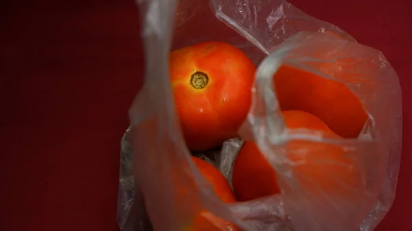 Tenencia Bolsa Plástico Llena Tomates Frescos Comprados Mercado — Foto de Stock