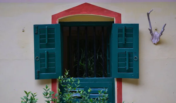 Bild Eines Großen Grün Gefärbten Fensters Mit Rotem Rand Von — Stockfoto