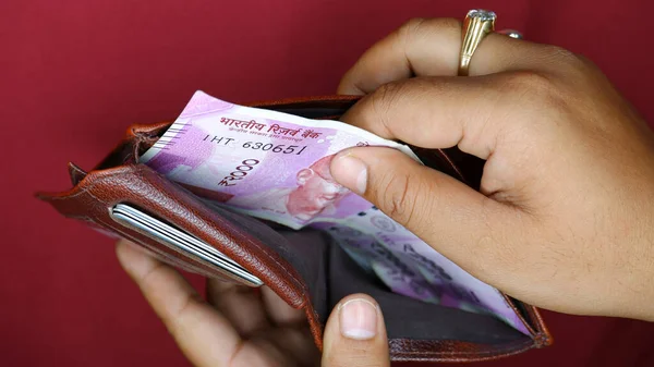 Kolkata India 2021 Hombre Sacando Billetera Billete 2000 Rupias —  Fotos de Stock