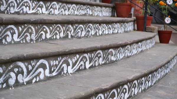 Hindu ayinlerine göre Mandir 'in merdivenlerine Alpona ya da rangoli çizildi.